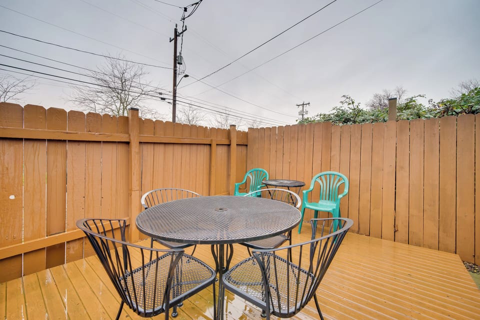 Shared Deck | Outdoor Dining Area