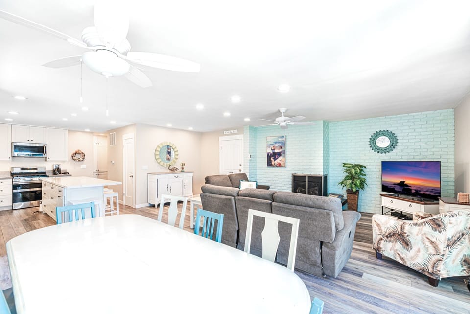 The charming downstairs residence will sweep you off your feet and straight into vacation mode!
                