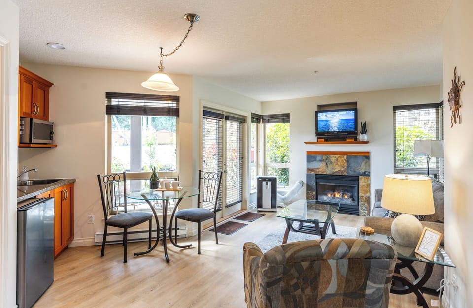 Streaming TV. Double glass doors. AC unit / natural gas fireplace. Kitchentte.