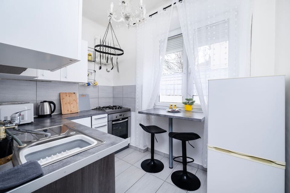 Fully Equipped Kitchen with Bar-Top Seating | Book Now with RENTUJEMY.COM