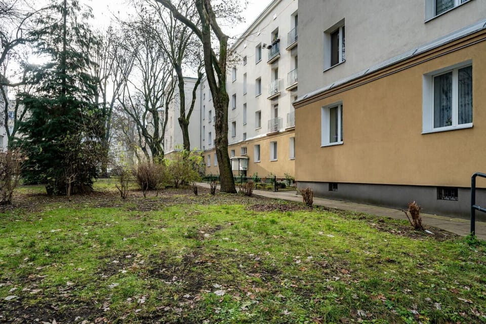 Quiet Green Courtyard – Peaceful Surroundings Next to the Apartment | Book Now with RENTUJEMY.COM