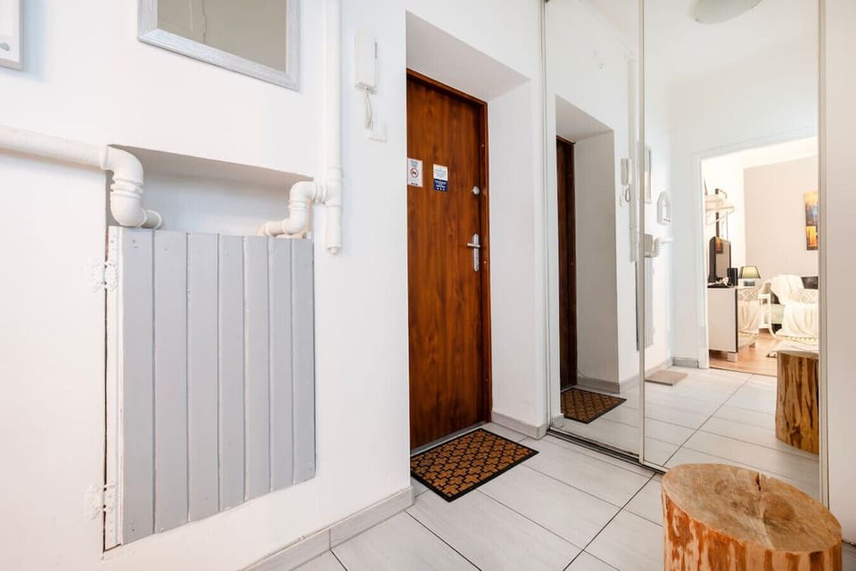 Bright Entrance Hall with Full-Length Mirror and Convenient Storage | Book Now with RENTUJEMY.COM