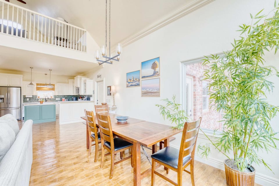 A cozy dining space that invites laughter and shared moments! 🥂🥗 Where will your next meal take you?