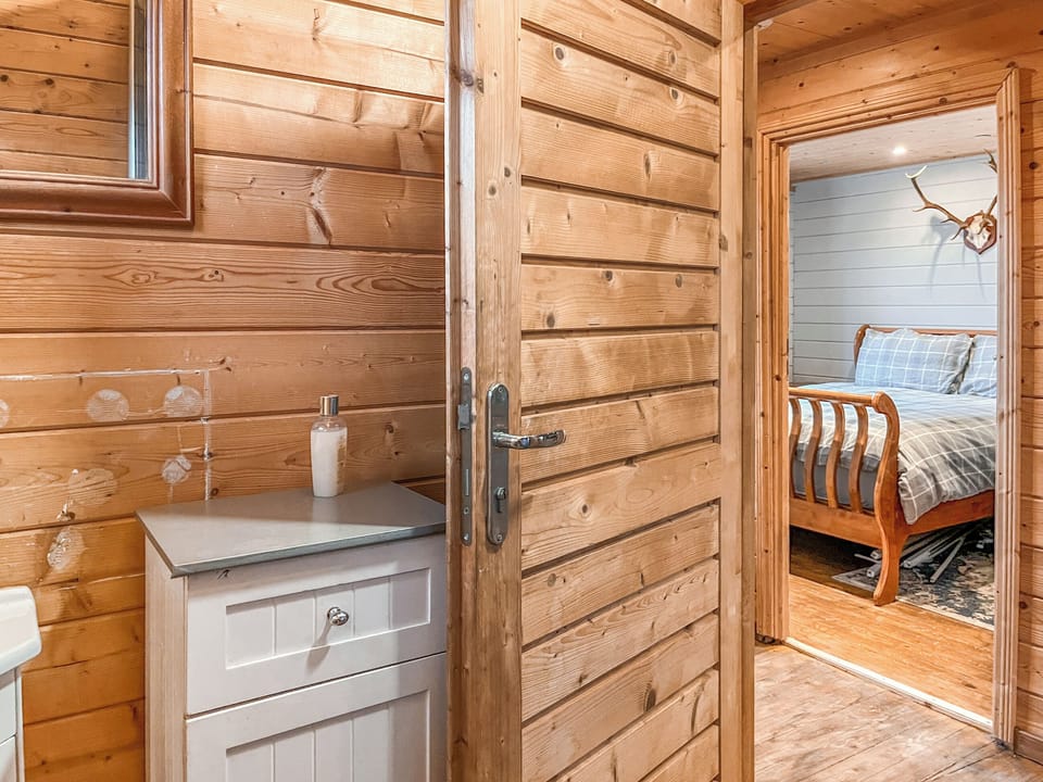 Bathroom | The Lodge - The Sellwood Arms, Aldbrough
