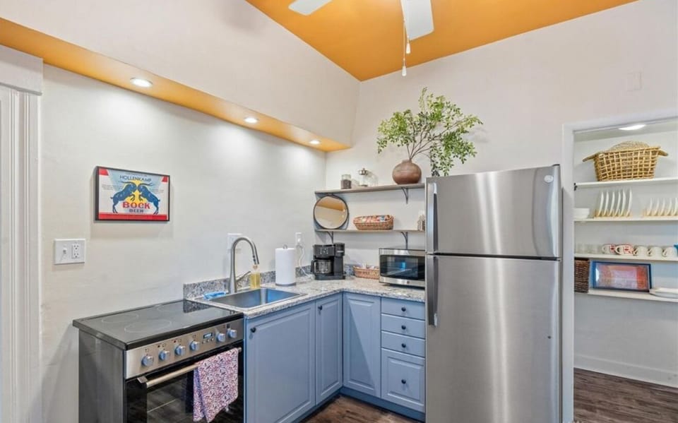 Kitchen (coffee, cream, sugar/sugar substitutes provided) 