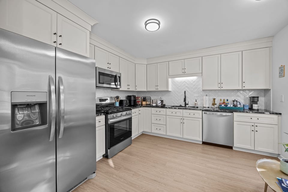 Kitchen: Fully Stocked Kitchen with 12 Place Settings, Coffee Bar, AirFryer, Toaster, Blender, Oven, Microwave and all your cooking essentials