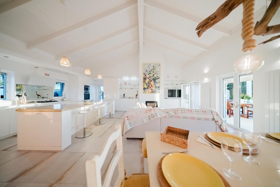Bright open-plan kitchen and dining area with wooden beams — Villa Verso Comporta, holiday villa in Alcácer do Sal