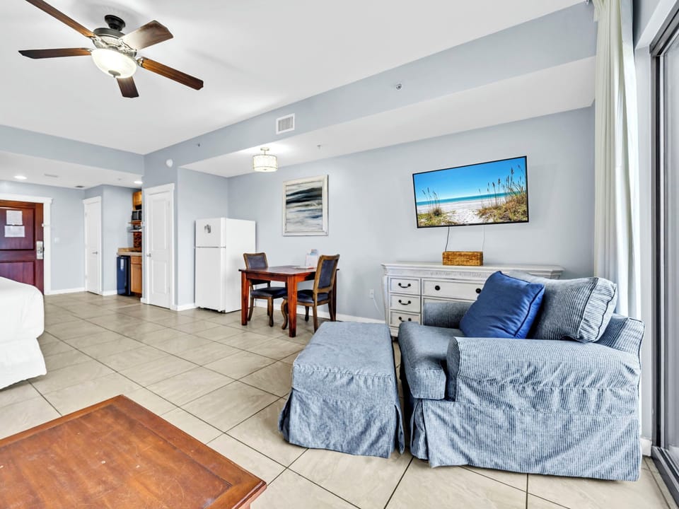 Living area with flat-screen TV