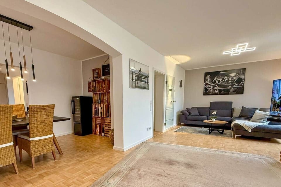 Blick auf den Wohn- und Essbereich mit vinophiler Einrichtung und Weinkühlschrank