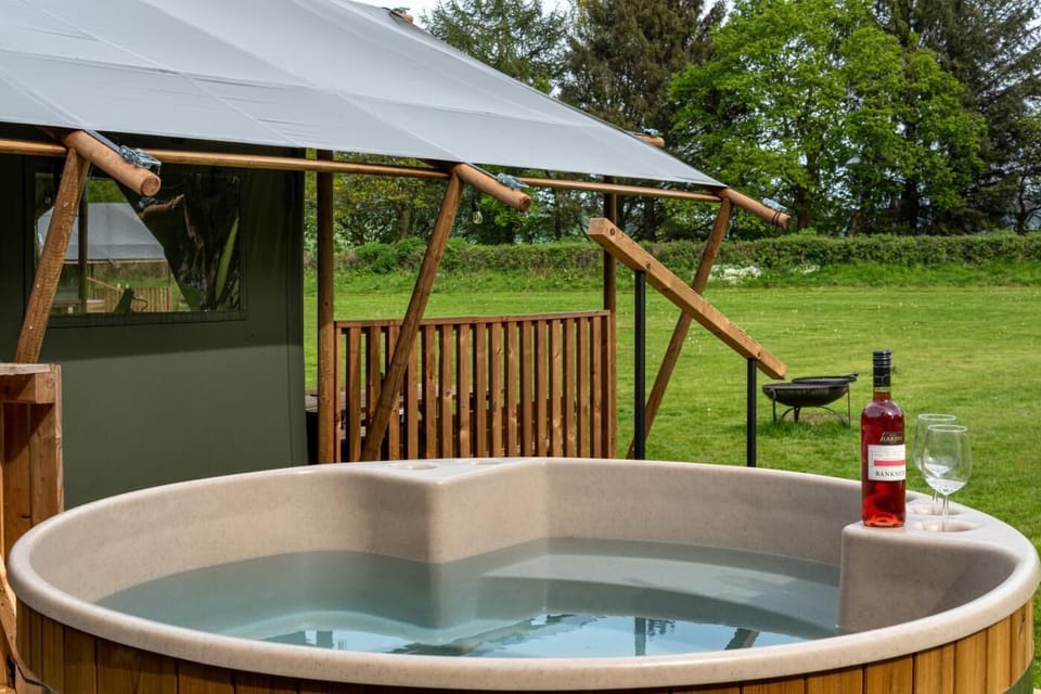 Outdoor spa tub