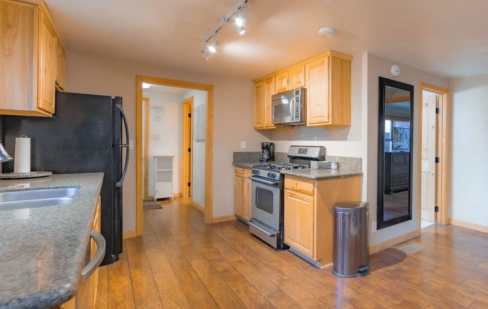 The spacious eat-in kitchen is well equipped for an unforgettable getaway​