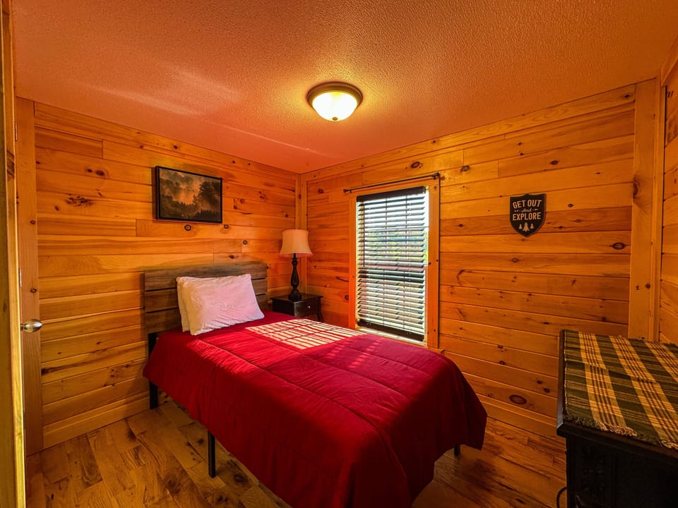 1st Choice Lodging_Turkey Ridge_Bedroom 2_1