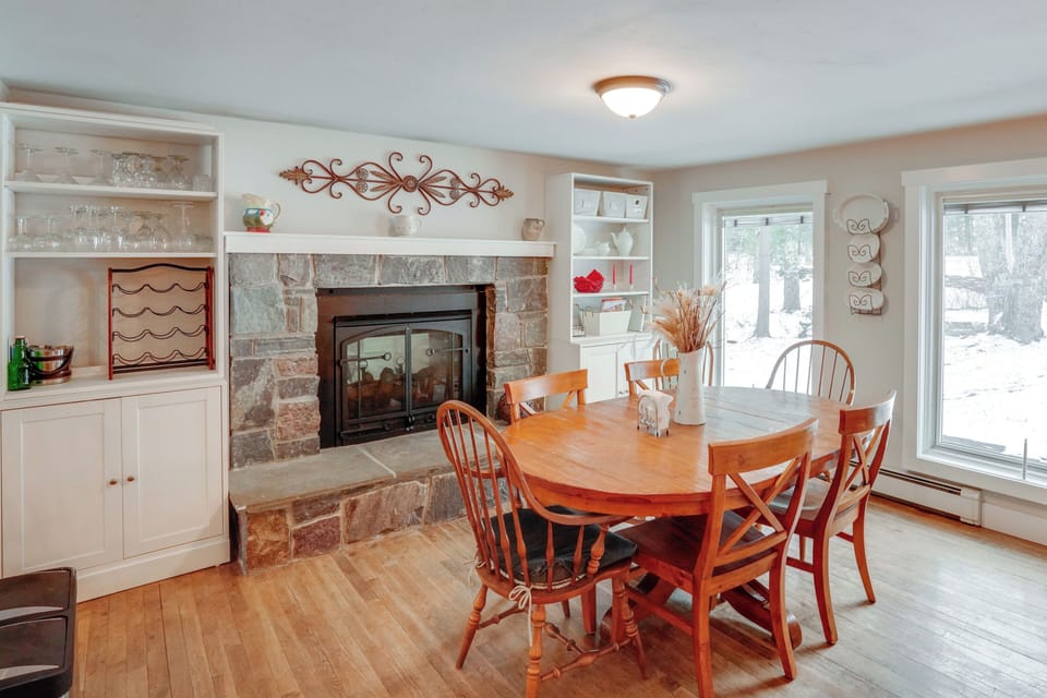 Dining Area | Main Level | Dishware/Flatware | Fireplace