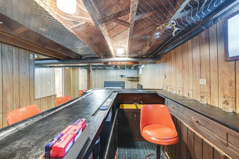 3-Story Home | Basement Bar Area | Central A/C & Heating | Free WiFi
