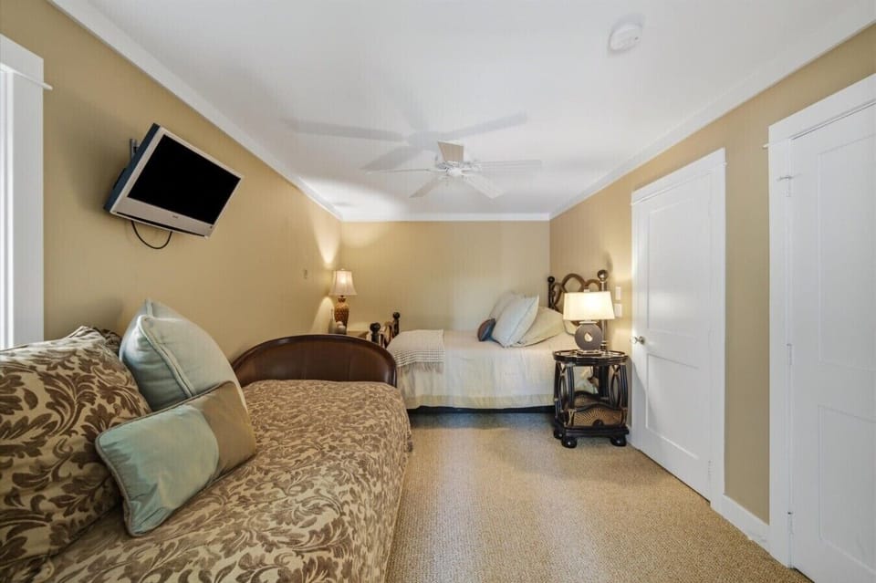Bedroom 4 | Twin Beds | Ceiling Fan & TV