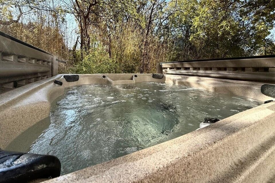 Outdoor spa tub