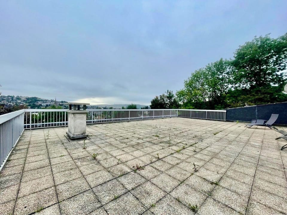 Grande terrasse pour profiter de l'extérieur 