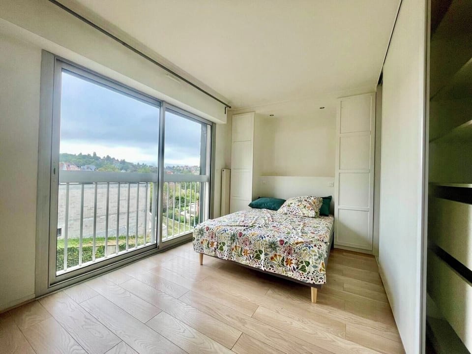 Magnifique chambre avec une grande baie vitrée.