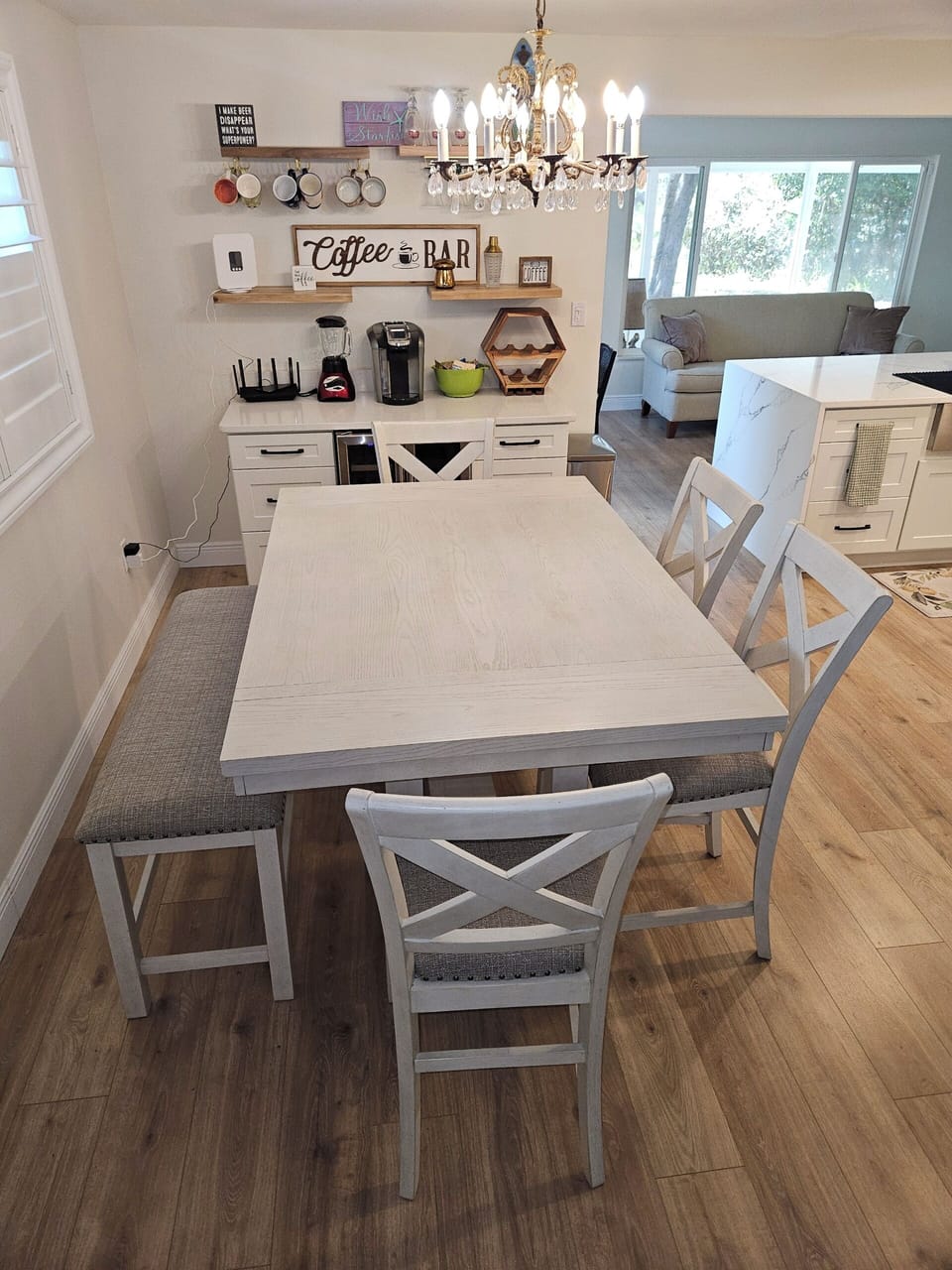 dining area off kitchen 