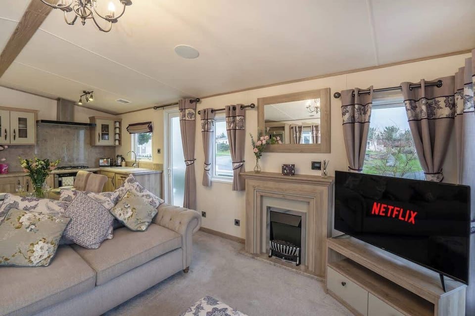 ✨ Relax in a bright, stylish living room equipped with a Smart TV, complimentary Netflix, and super-fast Starlink WiFi — the perfect setup for cosy nights in.