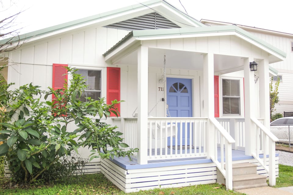 Cottage on Russell - steps away from Government St w/Beach Cruisers & Grill 