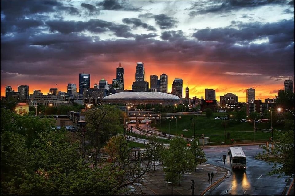 10 mins to Downtown Minneapolis 