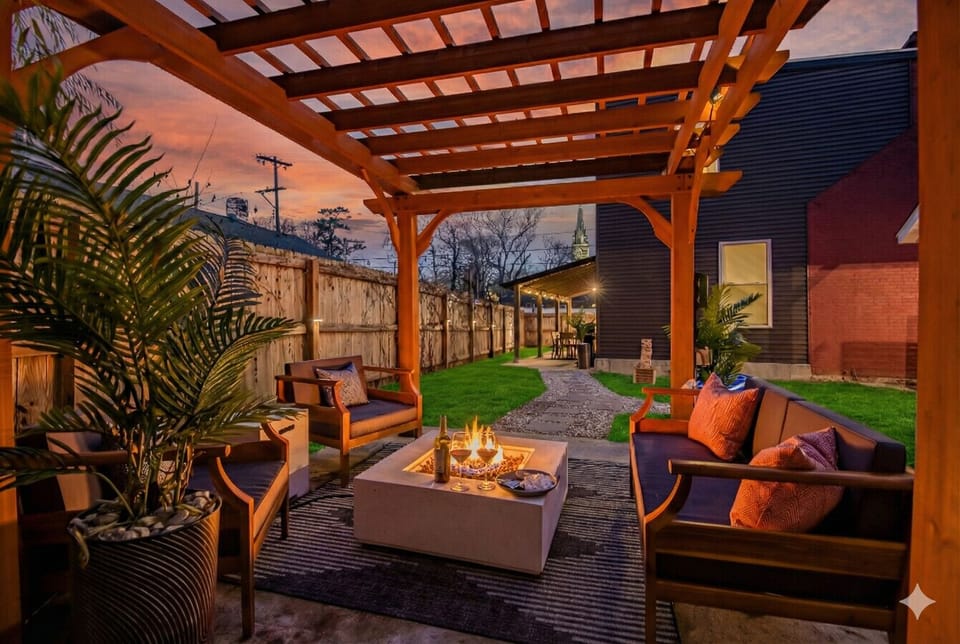 Fireside Lounge & Pergola: Featuring comfortable outdoor seating and a large gas fire pit, this is the perfect spot for memorable sunset cocktails!