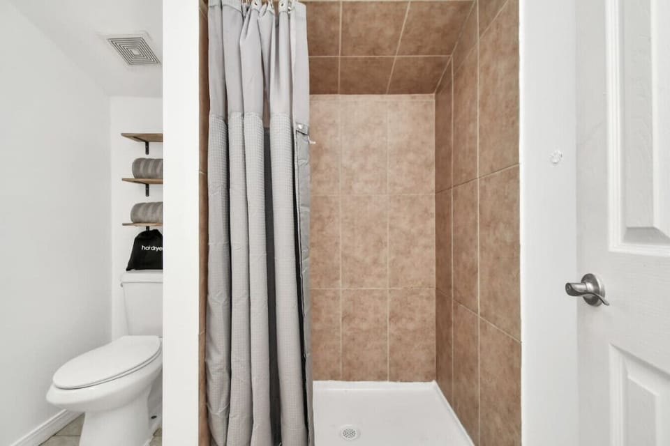 Enjoy a refreshing shower in the modern bathroom, equipped with stylish finishes and everything you need for a relaxing stay.