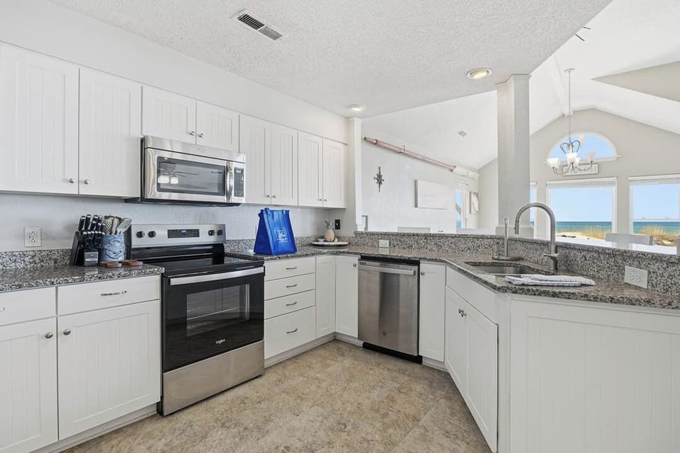 Top-Level Kitchen with Bar (seats 4)