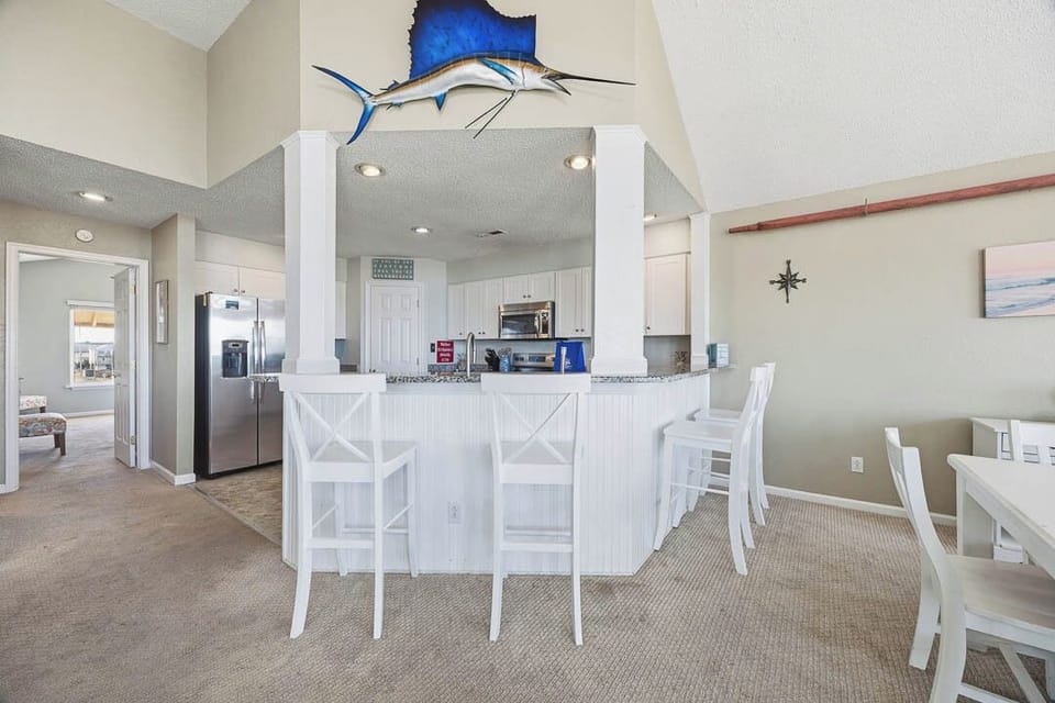 Top-Level Kitchen with Bar (seats 4)