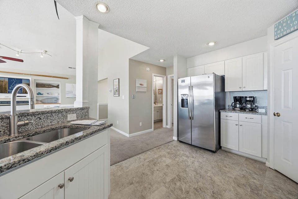 Top-Level Kitchen with Bar (seats 4)