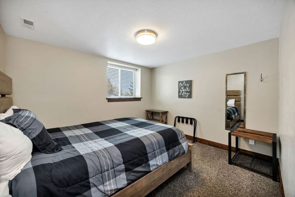 Bedroom 4 (Downstairs): Features a comfortable queen-size bed