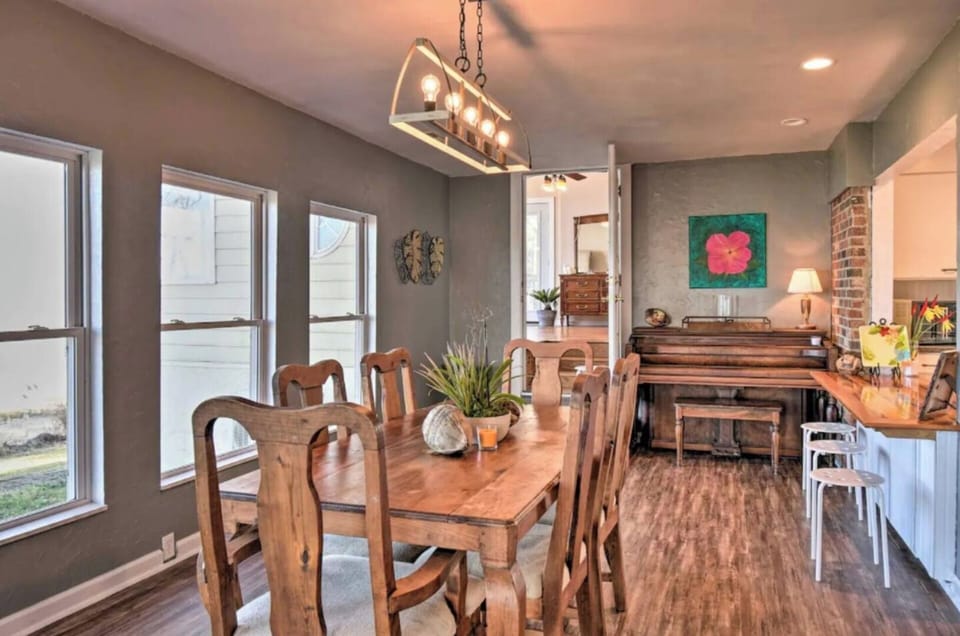 Dining Room | Dishware/Flatware Provided | Piano