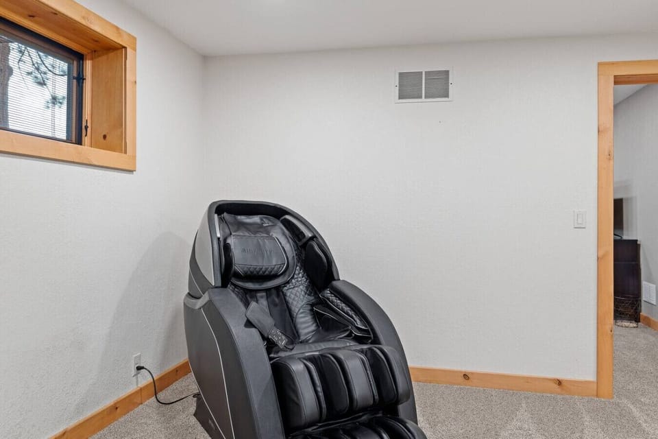 Unwind after a long day of hiking or skiing in the dedicated relaxation corner, complete with a full-body massage chair. This amenity guarantees maximum comfort and rejuvenation for all our guests.