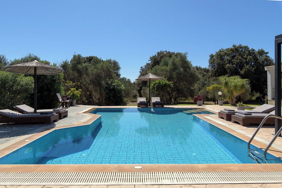 Building Exterior, Outdoor, Pool