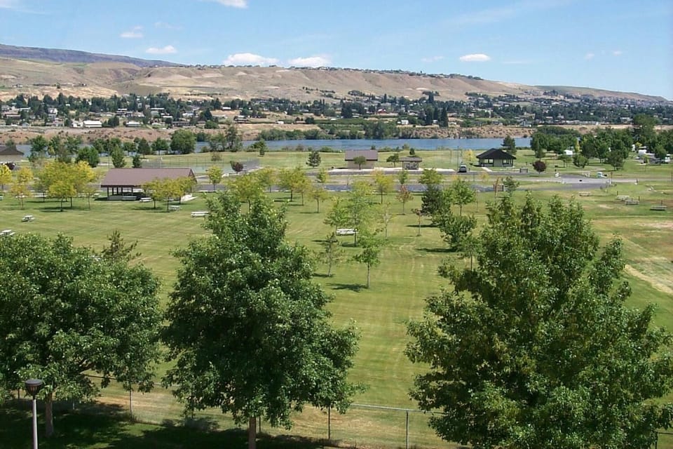 Spend the afternoon picnicking in wide-open green parkland.