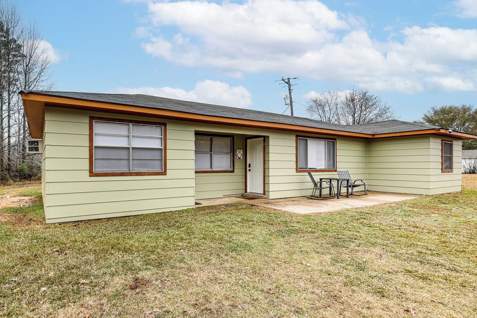 Hazen Vacation Rental | 3BR | 1BA | 1,200 Sq Ft | 1 Small Step Required