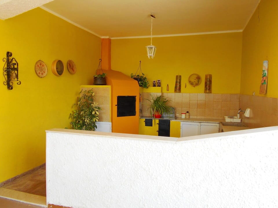Wall, Yellow, Interior Design, Flooring, Floor, Ceiling, Furniture, Lighting, Room, Paint
