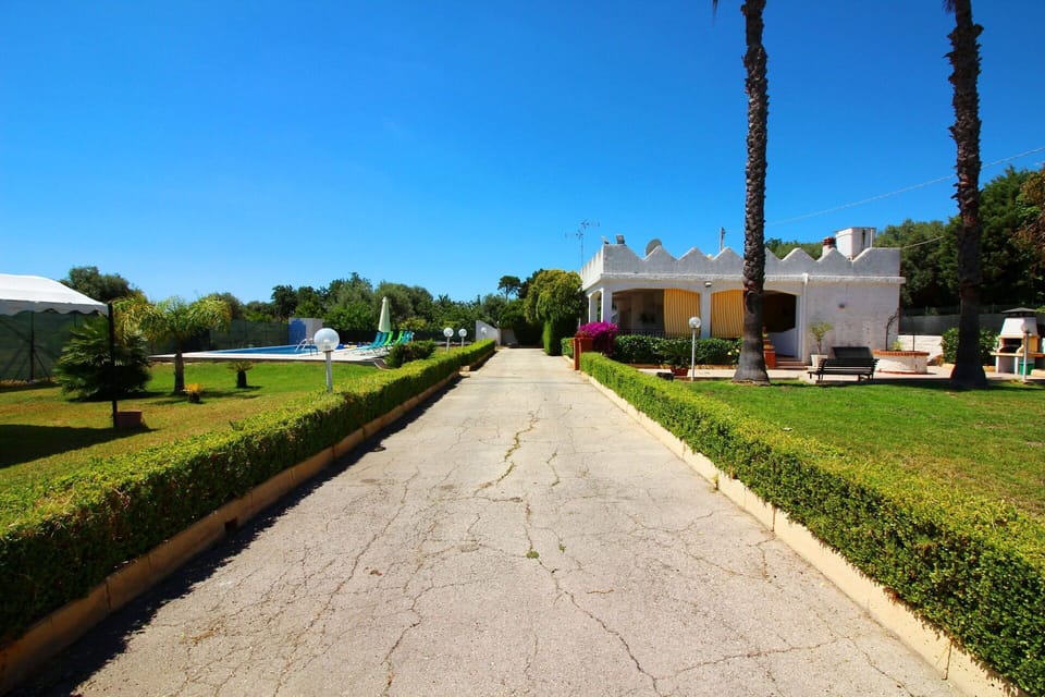 Shade, Hacienda, Landscaping, Garden, Lawn, Estate, Hedge, Villa, Driveway