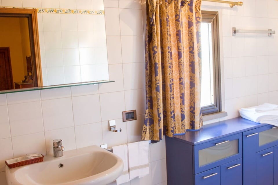Autumn, Bathroom, Spring, Summer