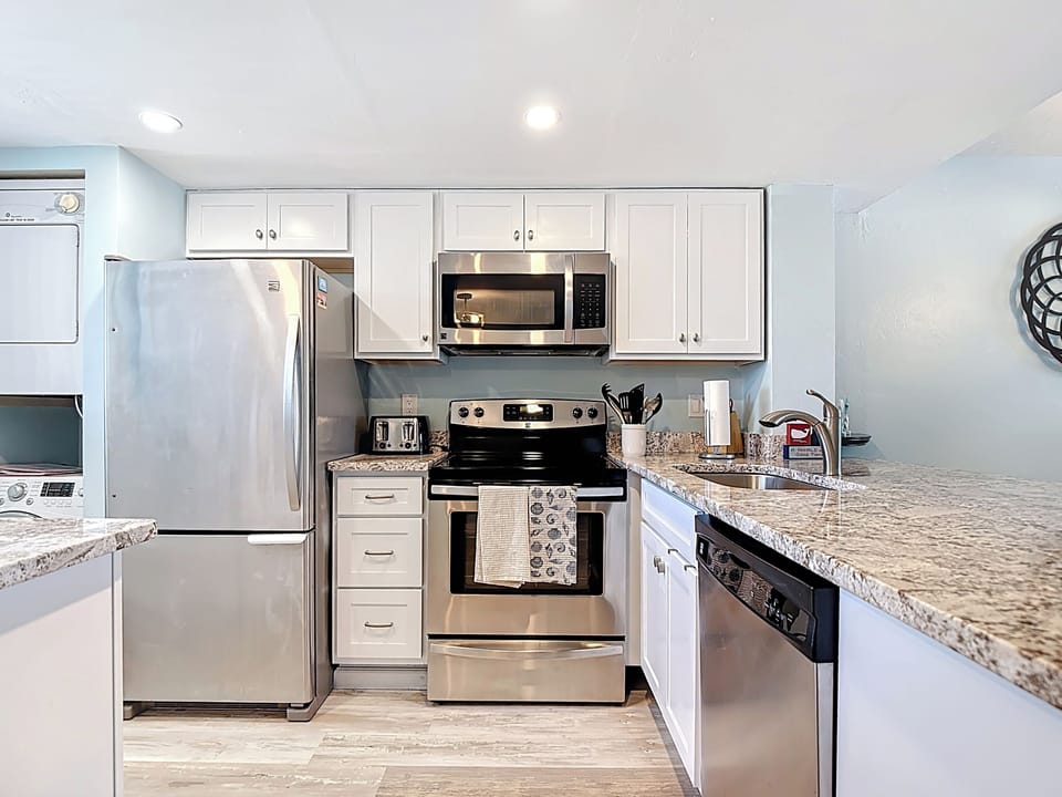 Beautiful, newly remodeled, fully equipped Kitchen