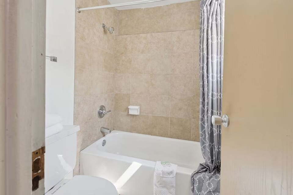 Refresh effortlessly with a clean tub-shower combo and fresh towels.
