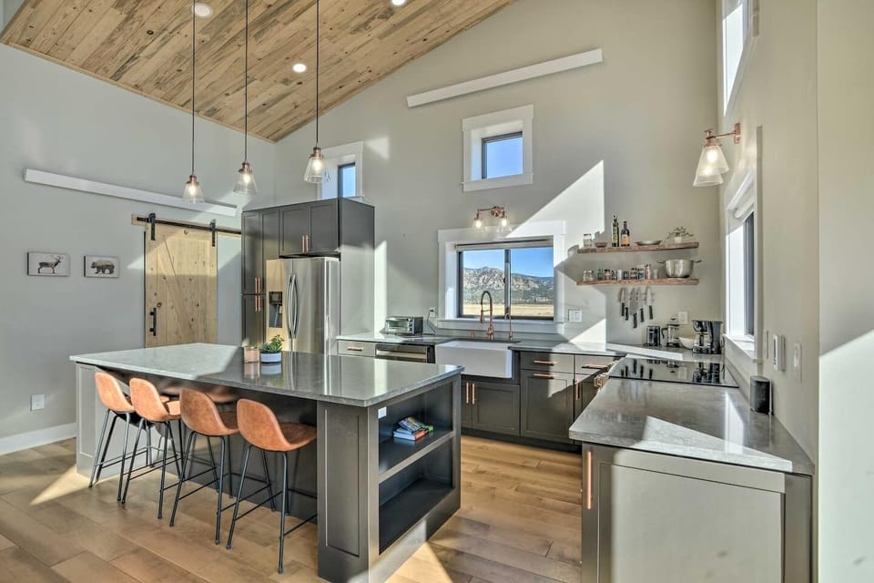 Fully stocked kitchen with a island to enjoy your breakfast.