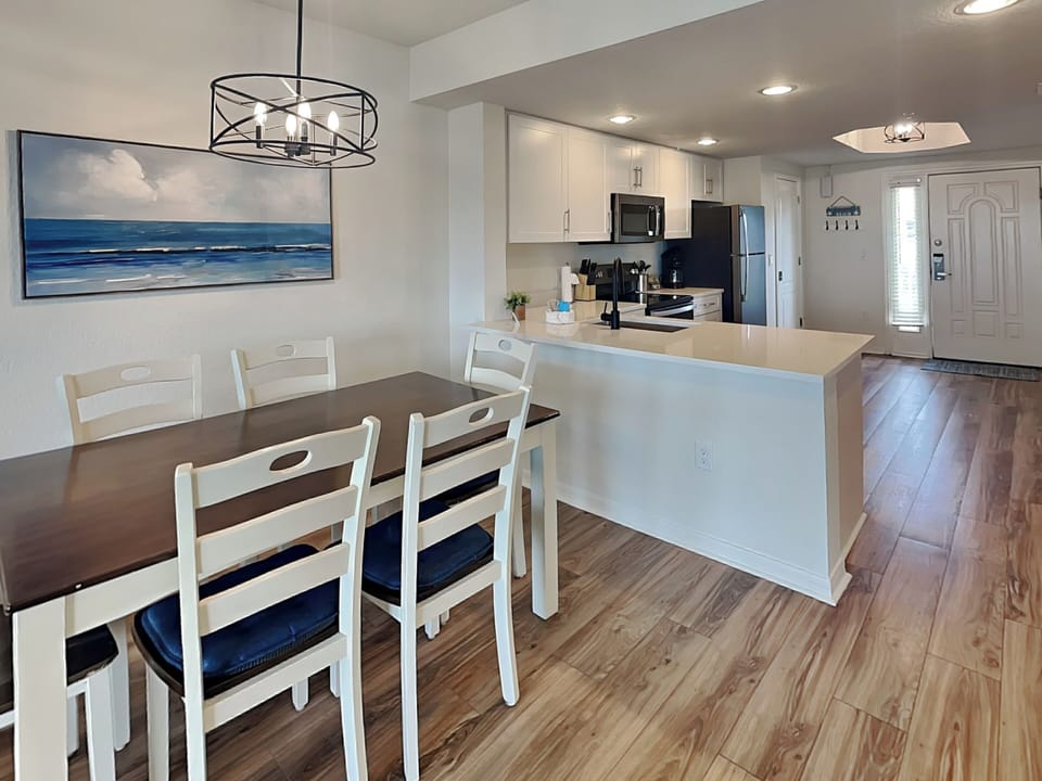 Dining Area – Seating for Six + Easy Access to Open Kitchen
