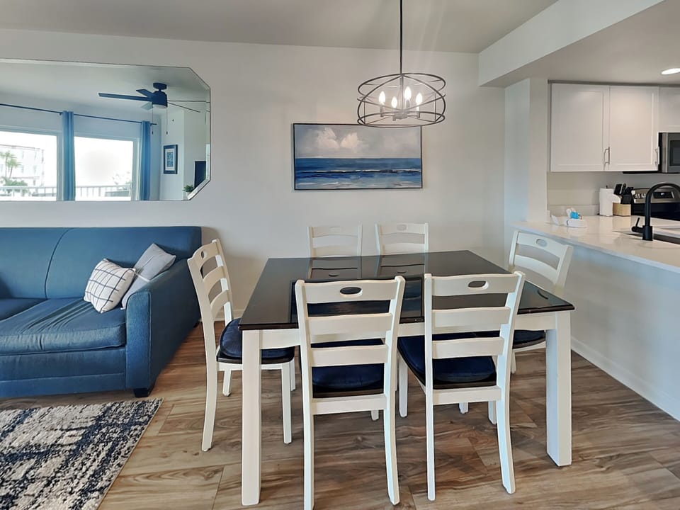 Dining Area - Seating for 6