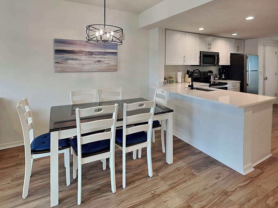 Dining Area - Seating for 6
