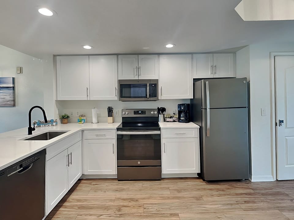 Modern Fully Equipped Kitchen