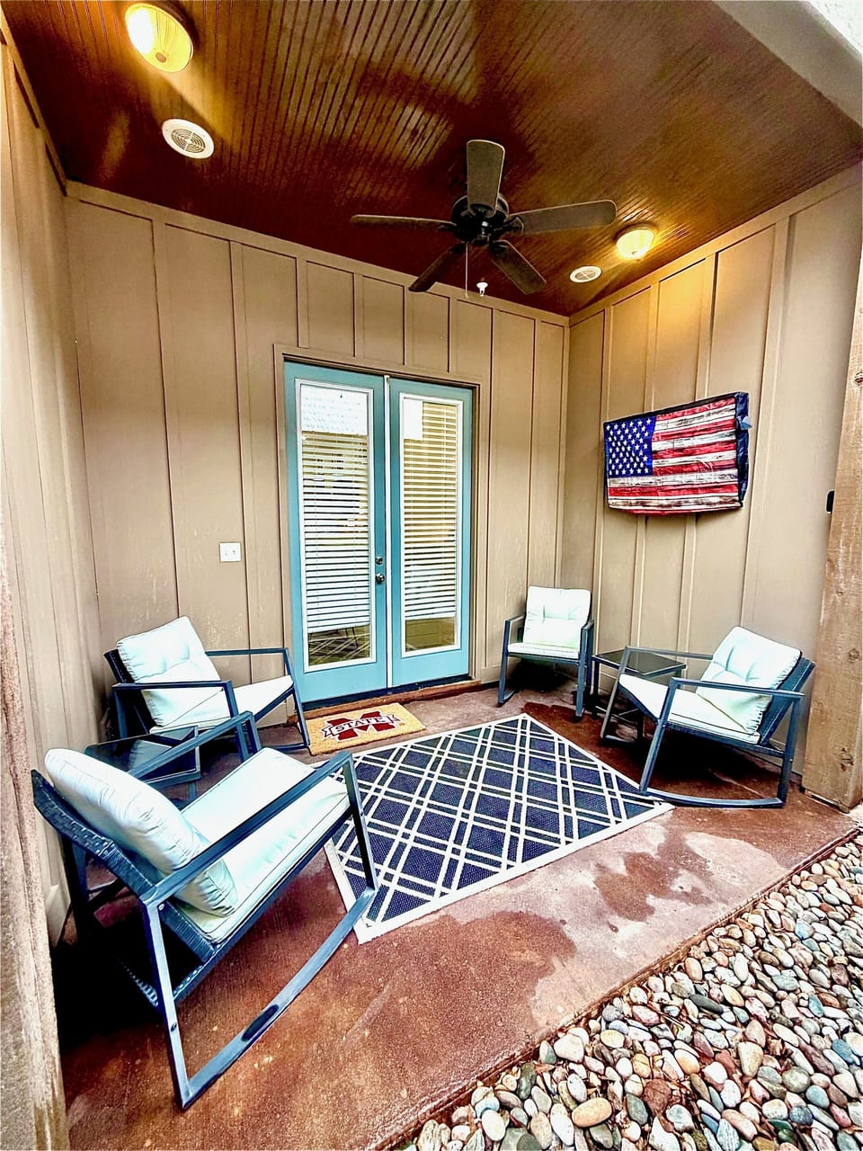 Private back patio area, new 43" smart-tv