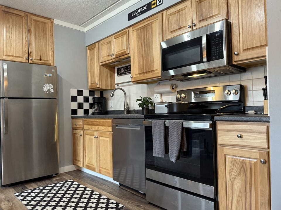 Fully equipped modern kitchen.