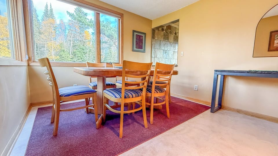 Room for 6 at the dining table.